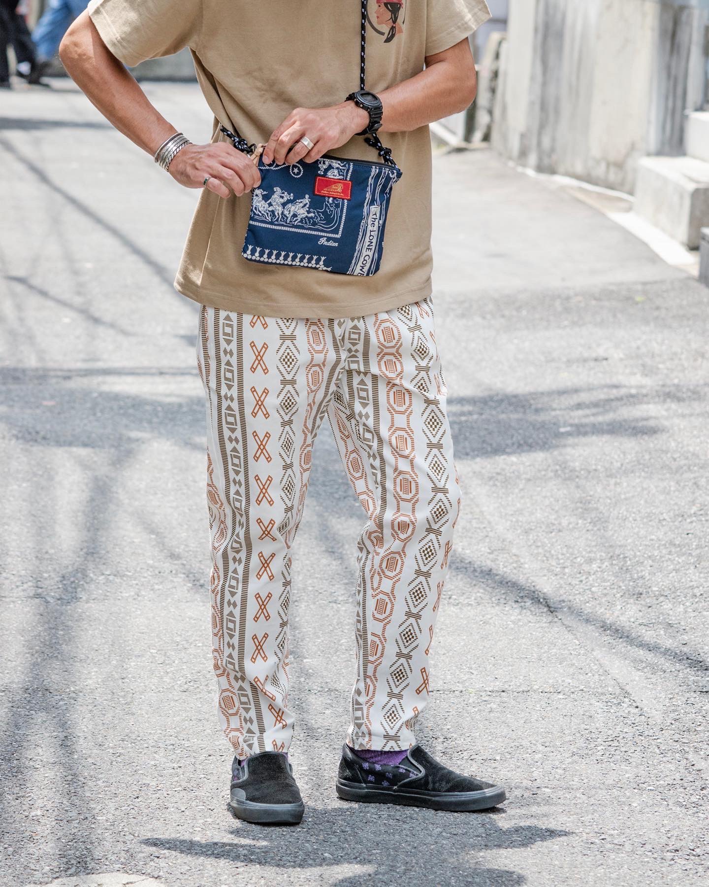インディアンジャパン Garage Pants Geometric ヴィンテージ感漂うネイティブアメリカンテイストのジオメトリックをストライプにしたガレージパンツを合わせたリラックススタイル ポイントはちょっとした荷物をいれるのに重宝するサコッシュ