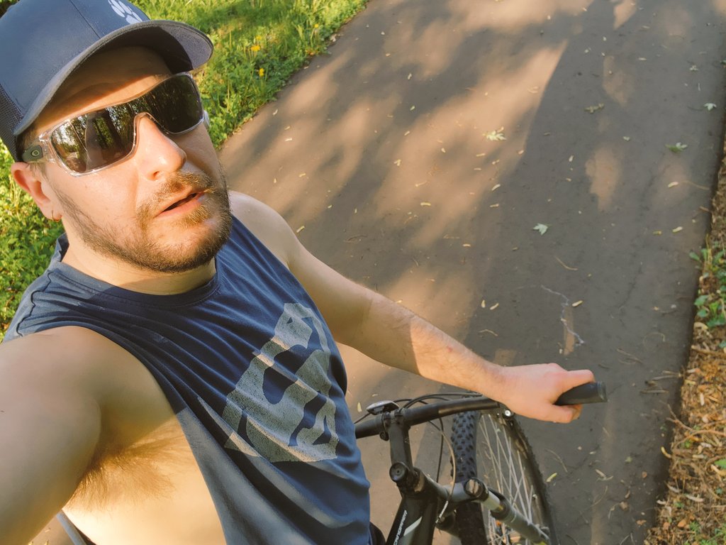 PupAuto's tweet image. Uufda thus pup outta shape. Bike ride did this pup in. Awroo.