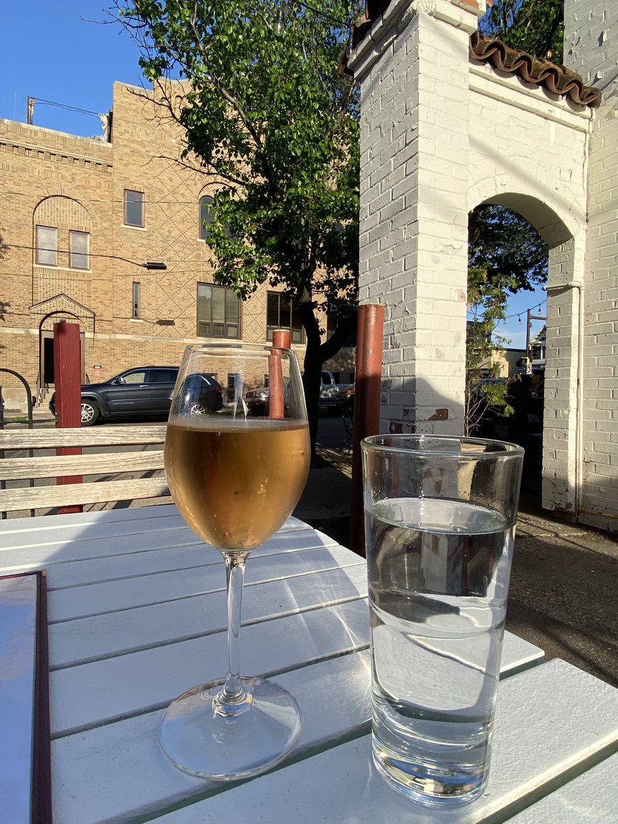 _reesiebag's tweet photo. i was freezing my ass off 3 days ago in sweats and hoodies and thick socksโฆ today, uncomfy sweaty #summerinMN https://t.co/ysLWgpiS1e