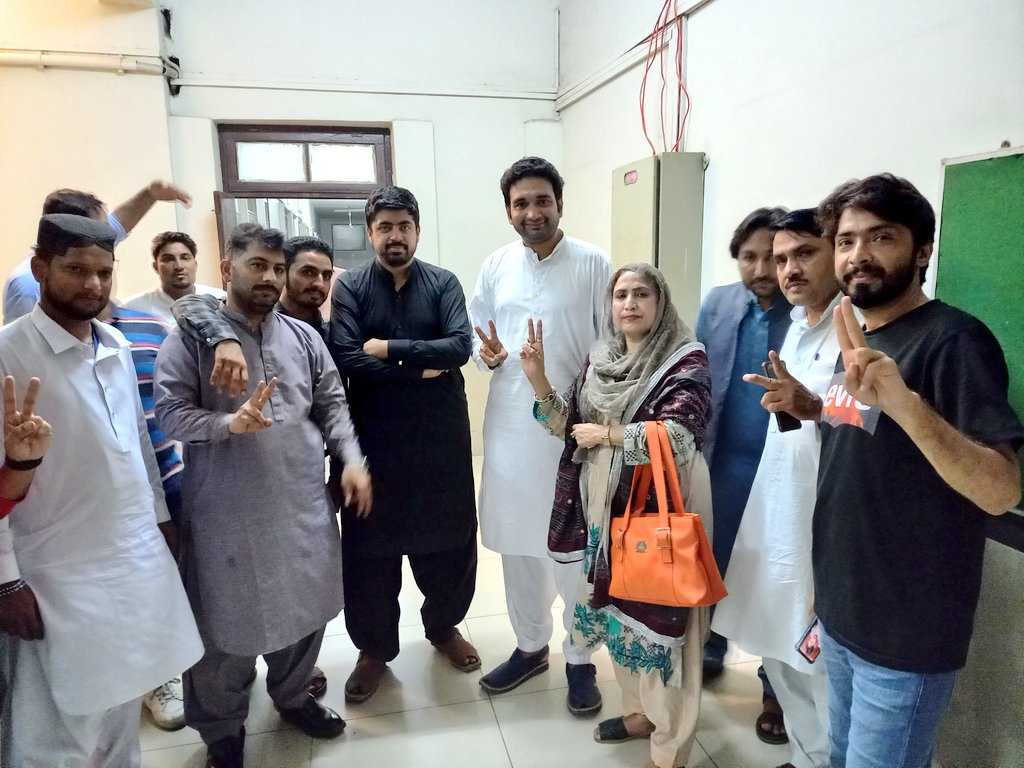 KausarBibi5's tweet photo. Kausar Bibi ne PSF ke zakhmiyun ki ayadat ki or sehatyabi ke liye dua PSF jinha hospital @KausarBibi913 @WaqasHLashari @Fatima5Kiran
@psfmansoor
#PSF #TerroristJamiat https://t.co/TDsjRjX9bu