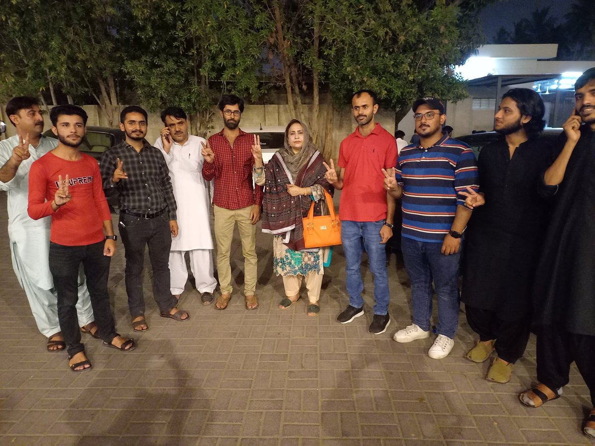 KausarBibi5's tweet photo. Kausar Bibi ne PSF ke zakhmiyun ki ayadat ki or sehatyabi ke liye dua PSF jinha hospital @KausarBibi913 @WaqasHLashari @Fatima5Kiran
@psfmansoor
#PSF #TerroristJamiat https://t.co/TDsjRjX9bu