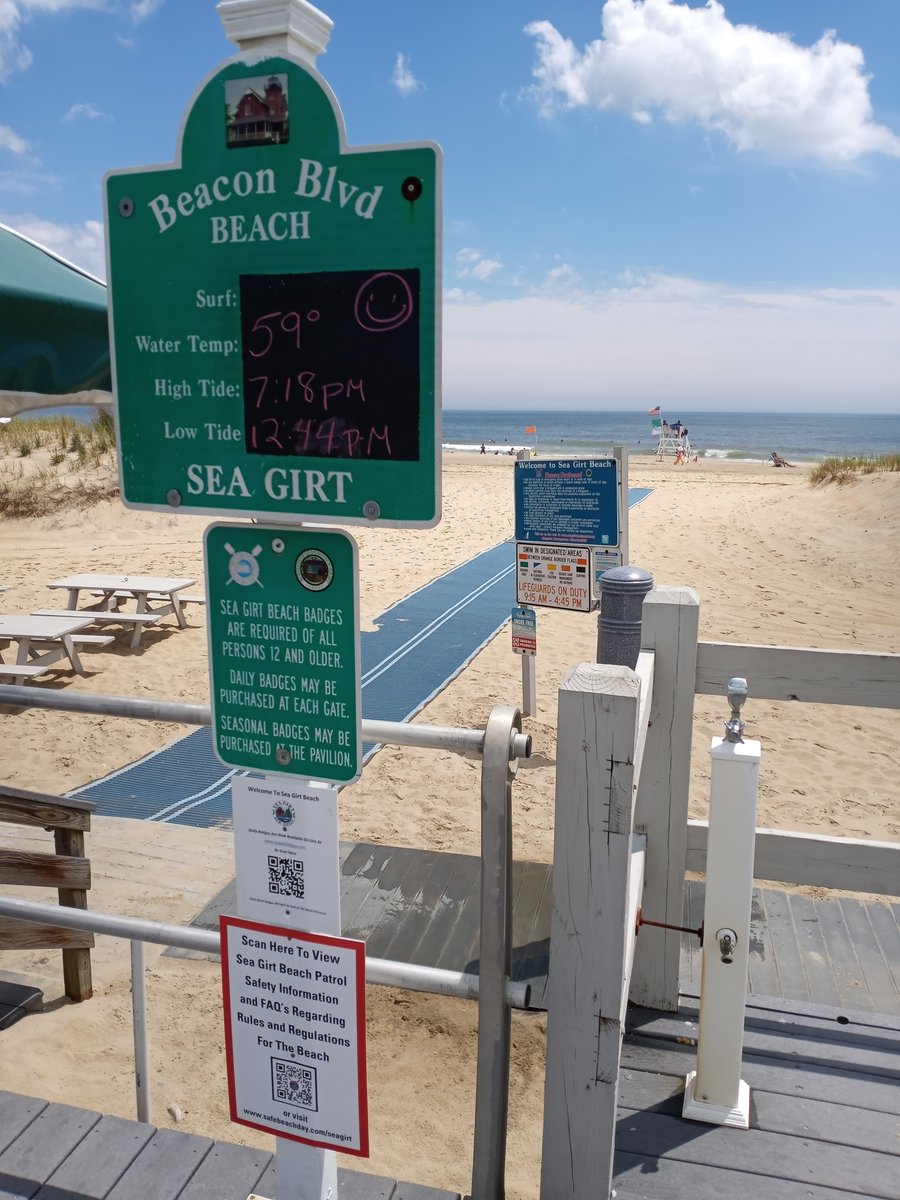 BuckyKatt's tweet photo. Perfect running weather today for the #SpringLake5 race- cool &amp; overcast for running, then the sun coming out after the race. I may have gone overboard in buying 3/4  lb. of fresh-made salt water in town, though. (Post-race carbo loading, anyone?) #running #runchat #Jerseyshore https://t.co/RPn2JfmxWZ