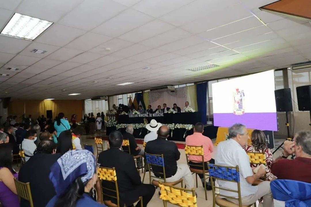 AlfredoChangEc's tweet photo. En el marco de los 26 años de cantonizaciòn de #Mocache asistí a la Sesión Solemne junto autoridades de la Provincia de Los Ríos.

Gracias por la invitación estimada María Cristina Holguín, auguró muchos éxitos en su gestión que busca el progreso de los mocacheños.
¡Viva Mocache! https://t.co/VbkrAwlhLc