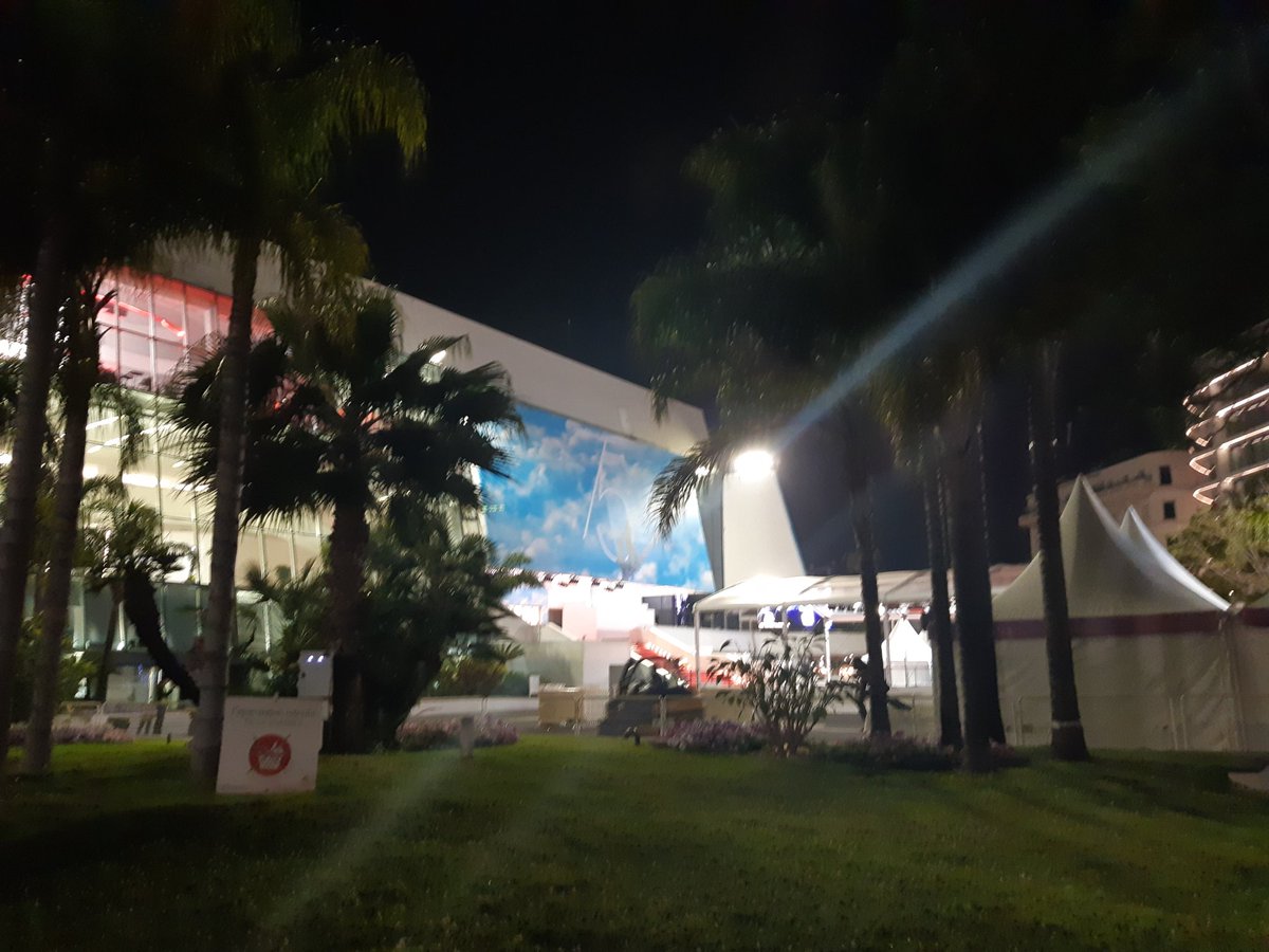 On remballe !
#FestivaldeCannes2022 
"Viva il cinema, et à l'année prochaine".