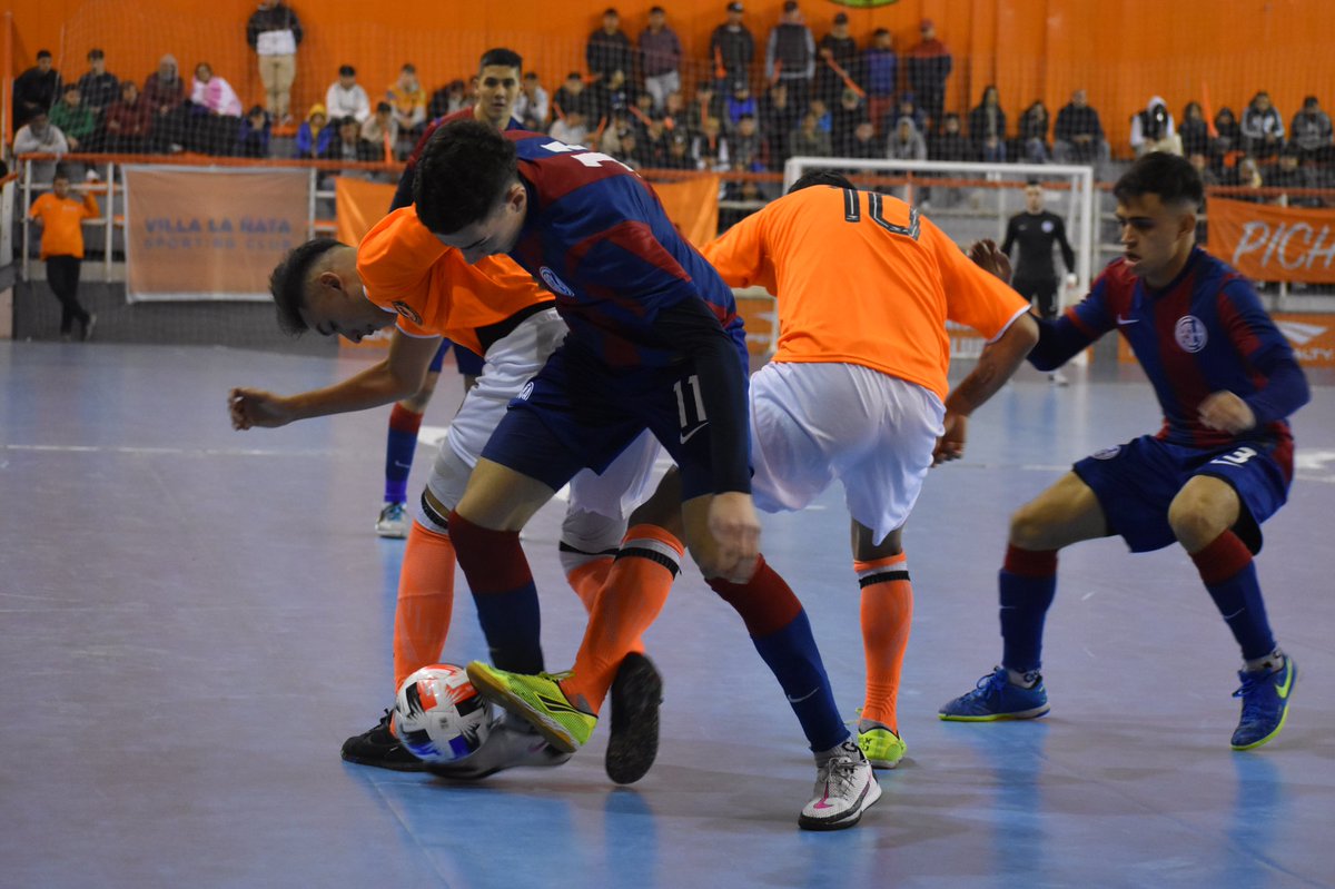 #PrimeraA FINAL. <a href="/villalanata/">Villa La Ñata</a> 3 (Ramírez 2 y <a href="/gianluca_legal/">Gianluca Legal</a>) San Lorenzo 3 (Bazán 2 y <a href="/Tomipescio/">Tomás</a>). El Ciclón sigue líder, pero si el domingo América le gana a Boca lo puede despojar de la punta. Buen punto del Naranja, que tiene a Pablo Cobián como DT interino hace dos fechas.