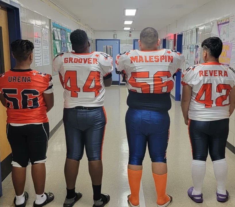 linemen_factory's tweet photo. #DaFactoryCrew representing at the 8th Grade ELITE All Star game powered by @movethechainsacademy #dungeonfamily #Trenchmen #HAWGz #BigBoys #wilddawgz #TrenchEnforcers #BuiltDifferent #wardawgz #FACTORYMADE #TRENCHBULLIES https://t.co/vZs1PVtKHh