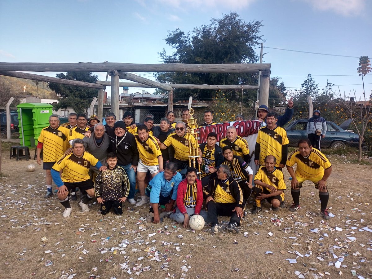 ClubPenarolSalt's tweet photo. CAMPEONES 🖤💛🖤

La sub 60 después de ganarle por 4 a 0 a Tres Cerritos 

#SomosPeñarol #JueguePeñarol #PeñarolAltaEscuela #LaBandaDelMirasol #LaTribuDeMiCalle #PeñarolSalta https://t.co/e5lxTA8HuO