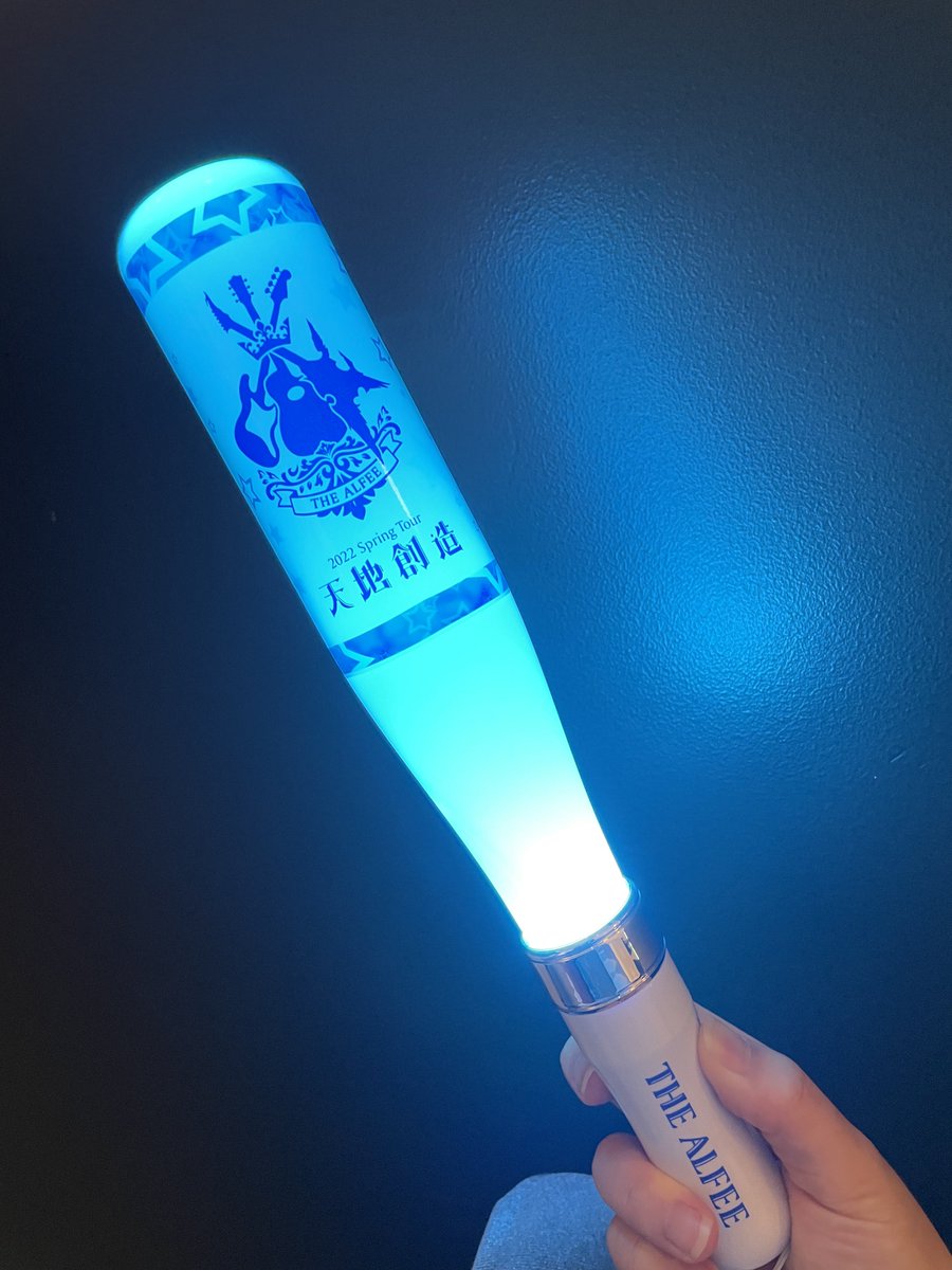fxxxmad's tweet photo. 初めての方〜！でしっかり手を挙げました！そんな初アルコンは最初の御三方の登場で泣きそうになり大好きな曲を最初に耳にし、後は周りの一体感に圧倒されてました😂でも剣を握ったら水を得た魚のようになった💪青テもお隣からお譲りいただき忘れられないライブでした！！ありがとうTHE ALFEE！ https://t.co/TuK3B3S0Ye