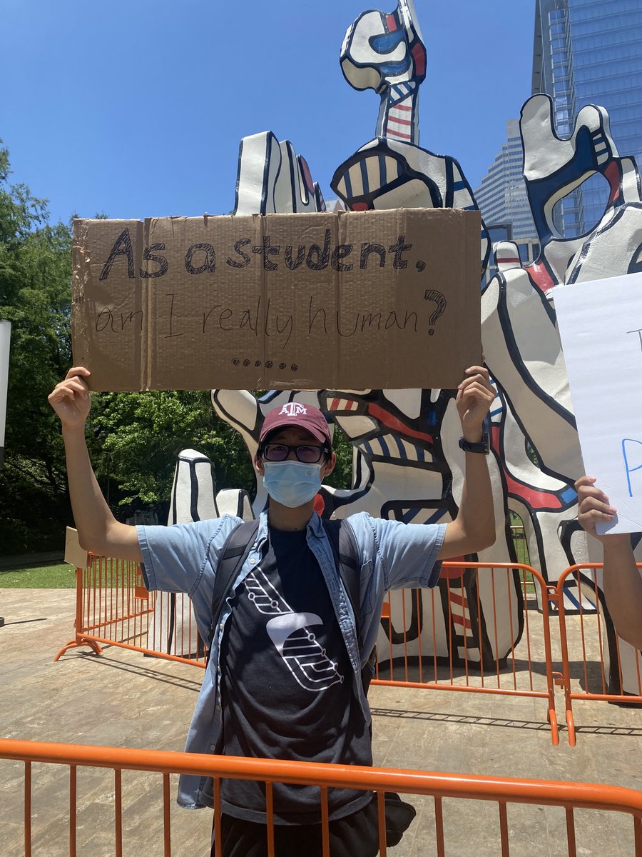 AldoButtazzoni's tweet photo. NRA protest today in Houston, TX #NRAprotest #NRAconvention #NRA https://t.co/yVFtYNSLsE