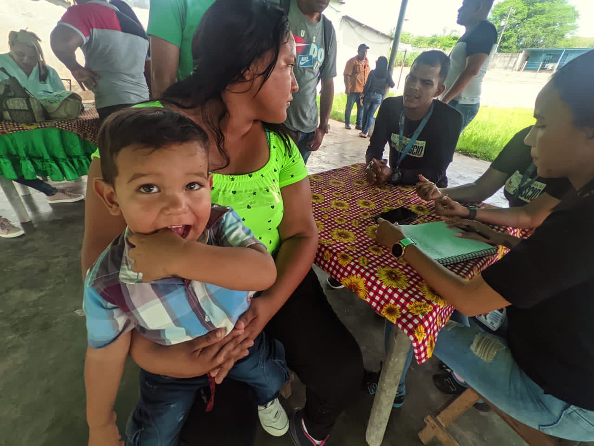 wuihelm24's tweet photo. Hoy realizamos una extraordinaria jornada de vacunación y registro civil en el sector El Cintillo.

Seguimos llevando a nuestras comunidades la mayor suma de felicidad.

¡La salud en ROSCIO renace!

@NicolasMaduro
@amarcanopsuv

#AmericaSomos #cintillo #rosciorenace https://t.co/vWWdmqboEY
