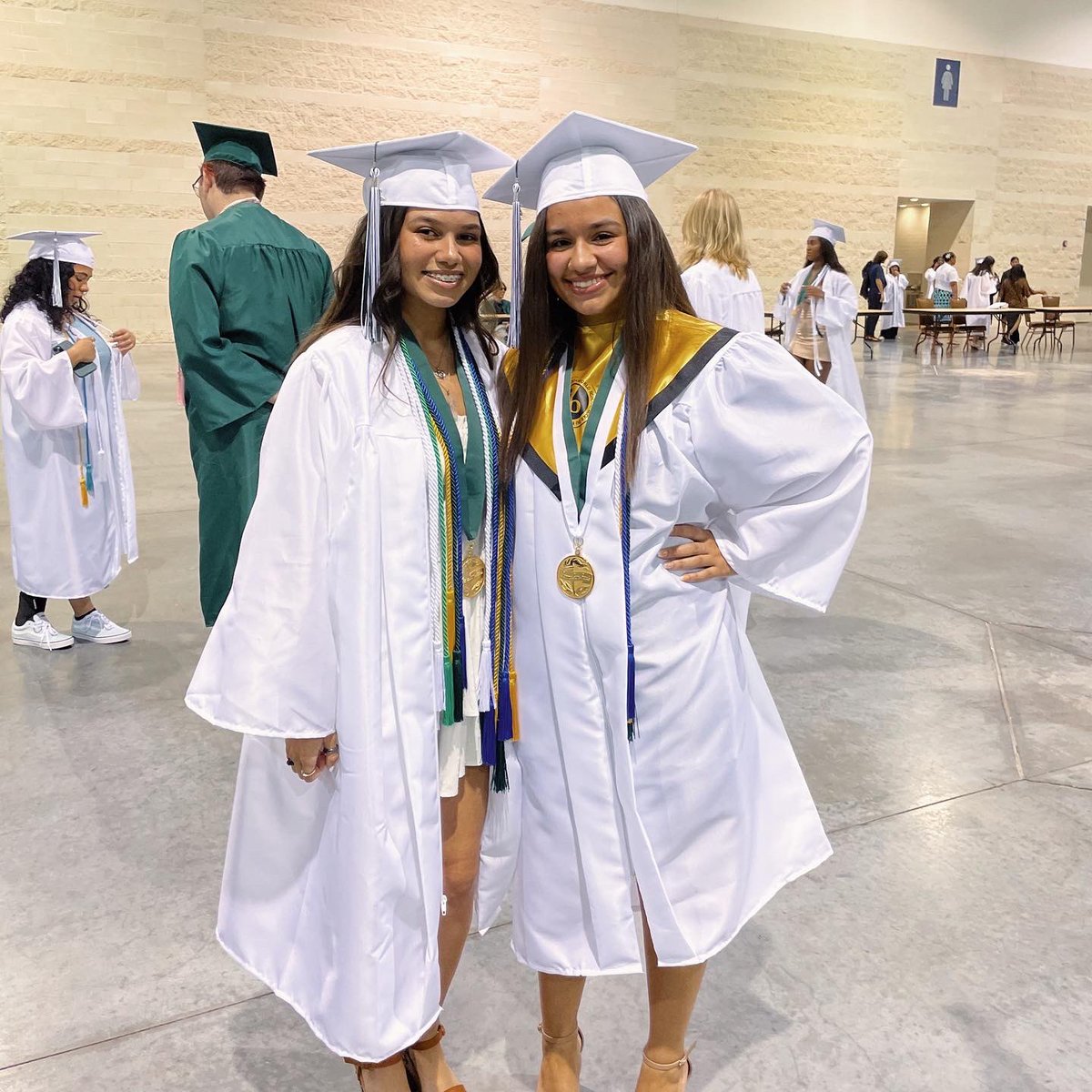 xtralexy's tweet photo. once a bulldog… always a bulldog 🎓💚🐾 #Classof2022 https://t.co/k6s9lTnV65