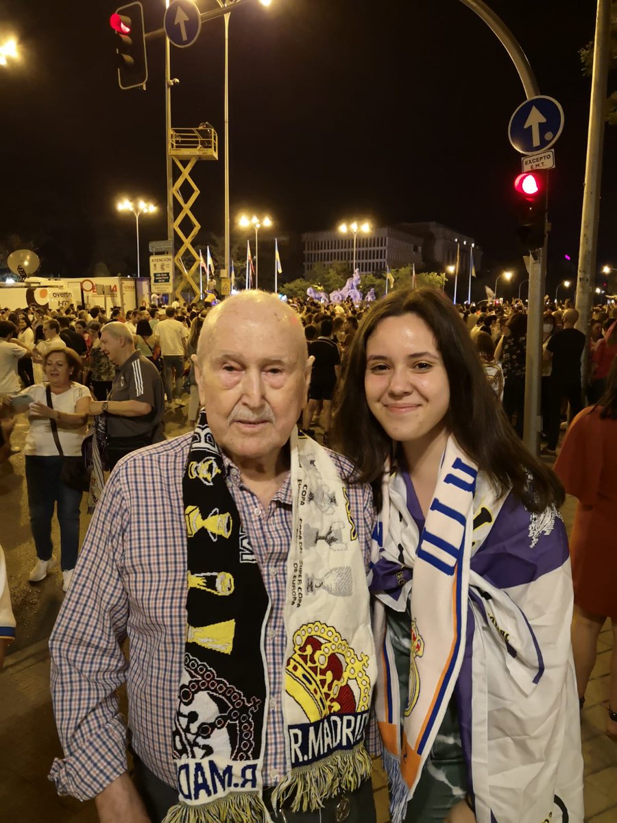 soyainhoaconh's tweet photo. Mi abuelo tiene 85 años y con su bastón ha tirado calle arriba hasta llegar a la Cibeles. Ha vivido las 14 copas de Europa del Real Madrid. El fútbol es la mayor pasión de mi yayo y nada me hace más feliz que verle disfrutar tanto. Te quiero abuelo 💛
#Realmadrid14 #Champions https://t.co/RatF5X7xnN