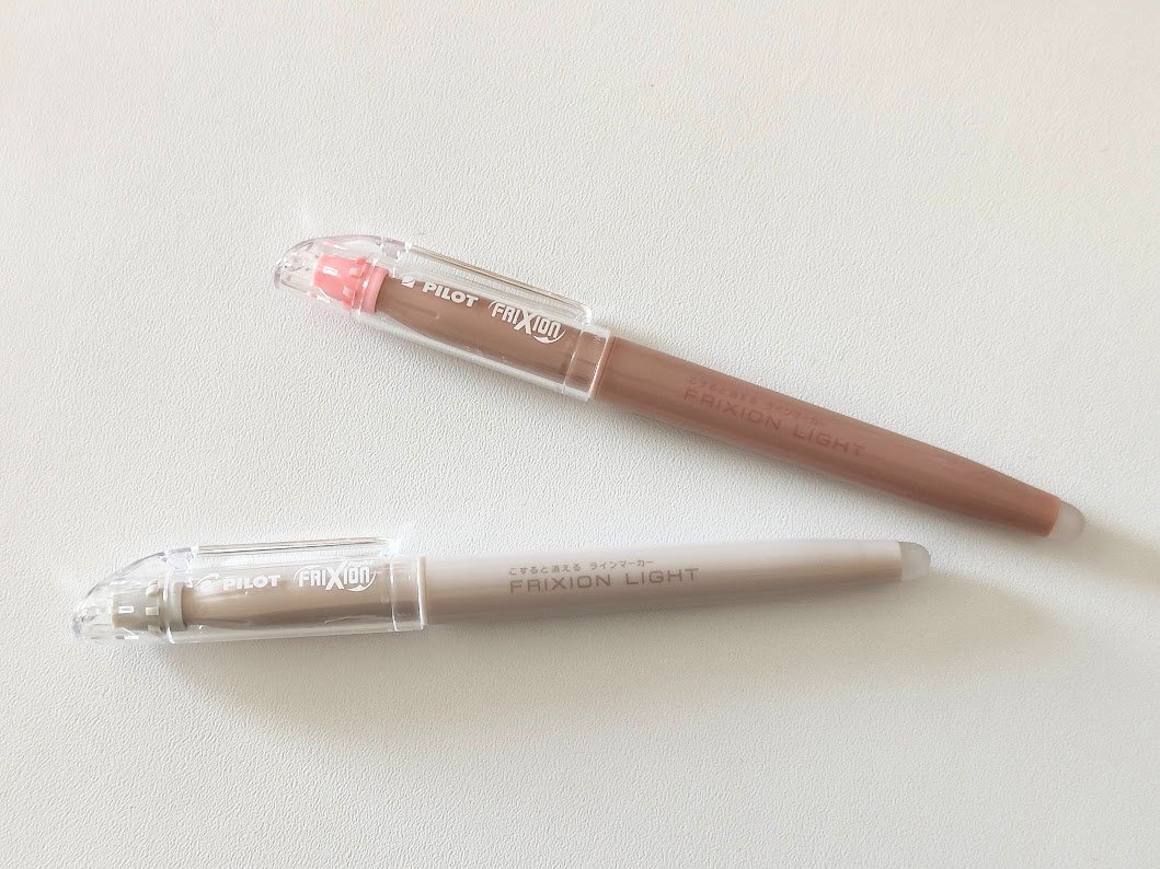 maayan_lefty's tweet photo. フリクションライトのくすみカラーシリーズというのが什器にあったので購入。レフログ妻の必需品😀 軸が通常版と比べて大人っぽくていい感じ。
#フリクション #フリクションライト #くすみカラー #frixionlight #frixion
https://t.co/uwnq872zDZ https://t.co/04new46JfW