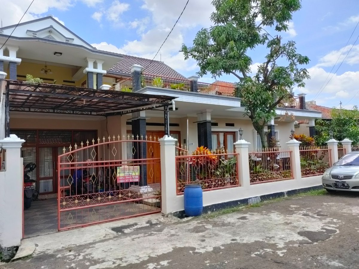 ayuningtie's tweet image. Dijual cepat. Rumah di Jl. Cipamokolan, Bandung. LT 252 m2, LB 400 m2. DM for more info. #JualRumah