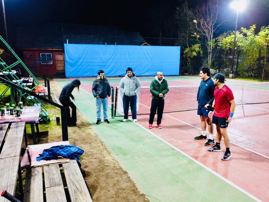 ClubTenisVA's tweet photo. ☝️ Galería de 📸 de nuestro Torneo Interno #GloriasNavales 

👉 Campeón
Ervin Castillo

👉 Vice Campeón
Felipe Lecef

#VamosPorMás https://t.co/U9EJMKH242