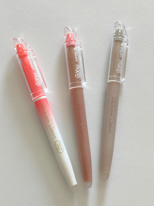 maayan_lefty's tweet photo. フリクションライトのくすみカラーシリーズというのが什器にあったので購入。レフログ妻の必需品😀 軸が通常版と比べて大人っぽくていい感じ。
#フリクション #フリクションライト #くすみカラー #frixionlight #frixion
https://t.co/uwnq872zDZ https://t.co/04new46JfW
