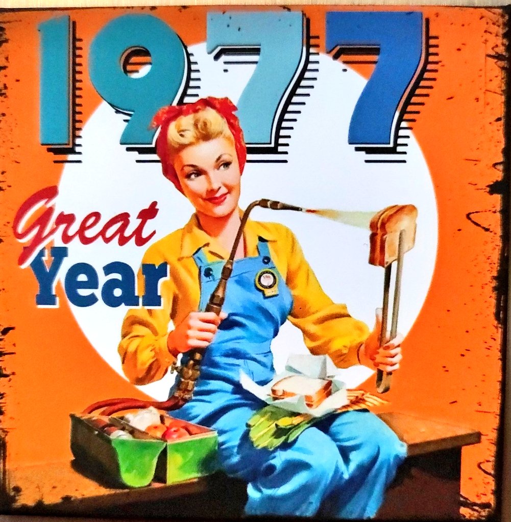 Recientemente me encontré con este imán y me encantó, primero porque es mi año de nacimiento, pero lo más importante, es que me define muy bien, me encanta cocinar y mi mejor regalo es un rotomartillo🤣🤣🤣