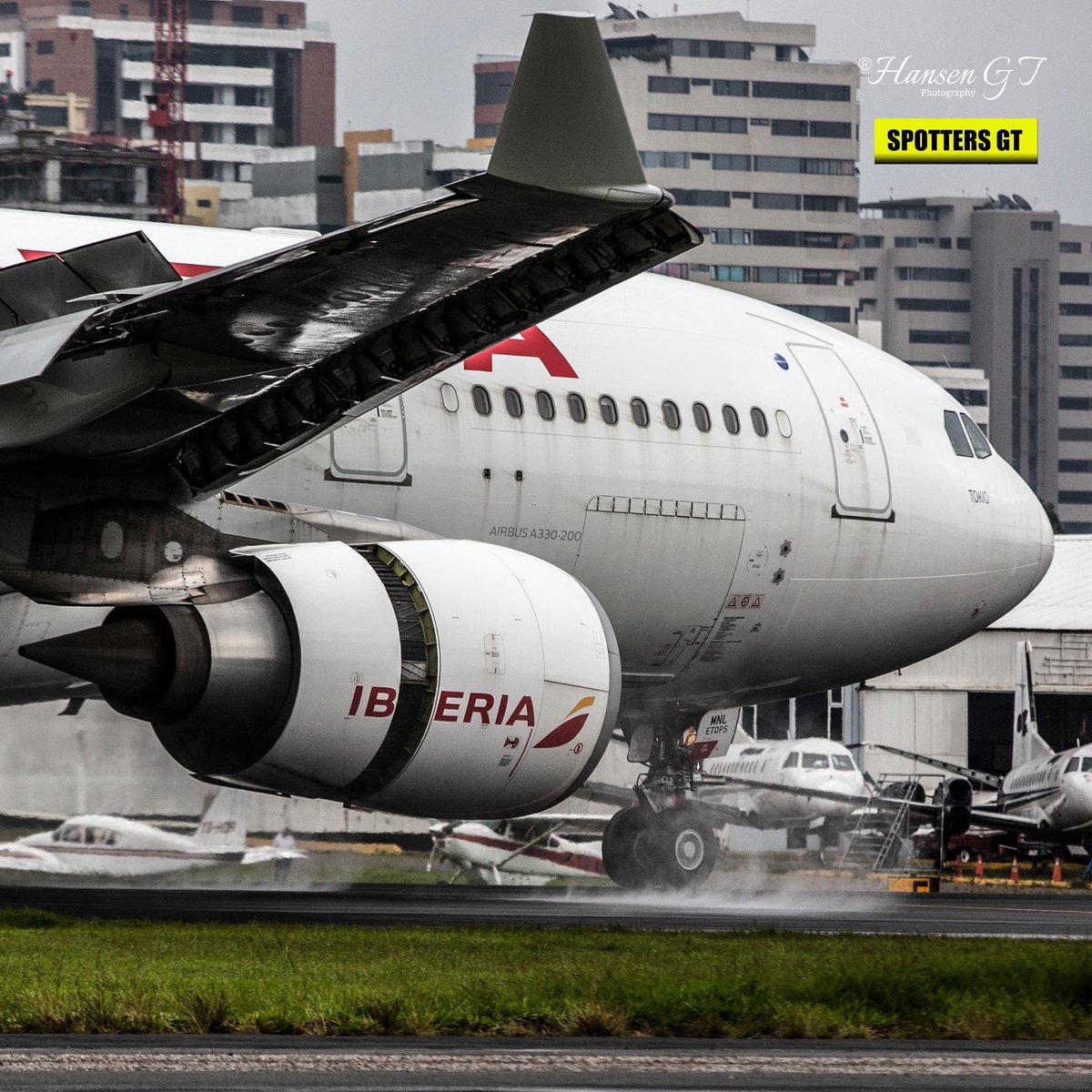 hansen_gt's tweet photo. Reversa con pista activa muy poco mojada. #A330 #aila #Iberia #España🇪🇸 #Guatemala 🇬🇹 #winter #invierno #avgeek https://t.co/m88AFi0m3M