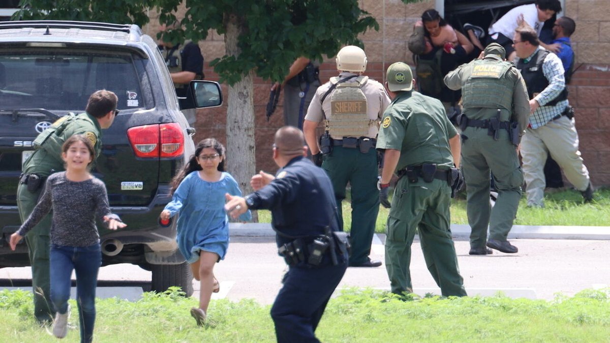 États-Unis: des policiers d'Uvalde ont été récupérés leurs enfants, bloquant d'autres parents rfi.my/8SNV.t