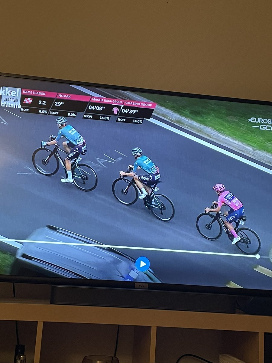 EdcoHM's tweet image. Prioriteringer: Komme hjem fra byen (på en Champions League-finale-kveld mind you) og bare må se finalen av dagens Giro-etappe i reprise igjen. Kämna og Hindley. Hver sin etappeseier i bunn, men så fantastisk lagtaktikk av Bora. Wow!! Fantastisk kommentering også @TheisMagelssen