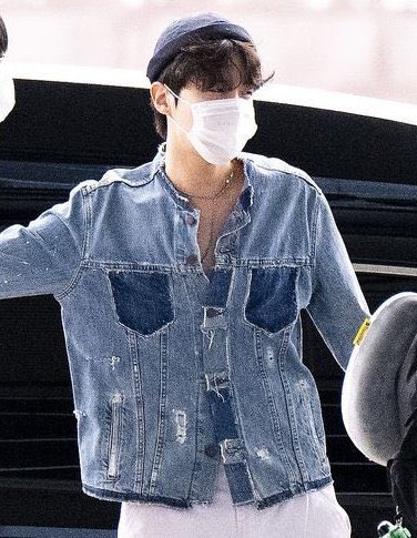 thehobiprint's tweet photo. Hoseok’s wearing a body chain……..?.????? https://t.co/8Exk9thuzn