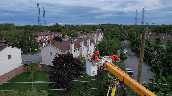 hydroottawa's tweet photo. RESTORATION UPDATE: As of 7 p.m., crews have successfully restored power to just over 90% of all impacted customers.

Crews will continue restoration efforts into the night. Social updates will continue tomorrow. https://t.co/xhUNxSPL3K