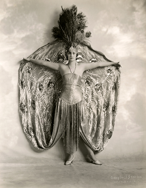 Noirchick1's tweet photo. Marietta O'Brien - Producer Lee Shubert - "Her name is a name to dream of. It’s a name for bewitchment. It’s a name for melting the heart." Photo from a 1920 show called "Tickle Me".
#forgottenstars #oldhollywood #1920s #glamour https://t.co/cfVhh8MZOH