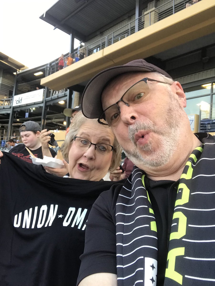 Carlsondrg's tweet photo. Having a good time with my bride! Free swag! https://t.co/rjVRQZHaiH