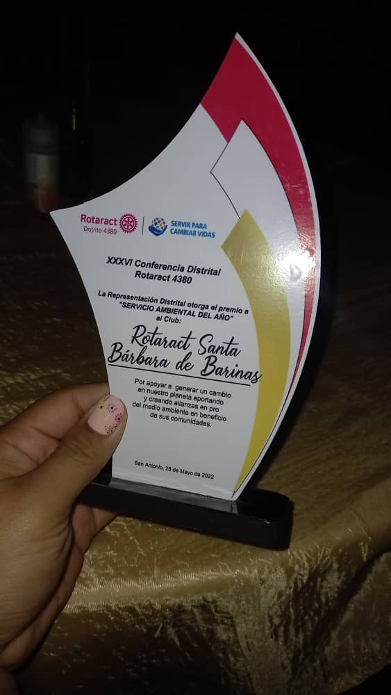 Nos hemos ganado este premio. Gracias a nuestro comité ambiental, al Ministerio del ambiente, a la fundación, a los niños y profesores del Pagüey por recibirnos, a los productores de la Zona del Cañadón.

Vamos por más, a sembrar para el futuro. 🌳 💚 #RotaractSBB