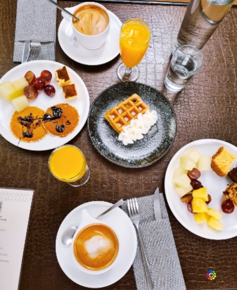 #SundayMood Pequeños placeres de domingo... Desayunar con calma . Buenos días tuiter@s!! #ACoruña #HotelPlaza #Galicia