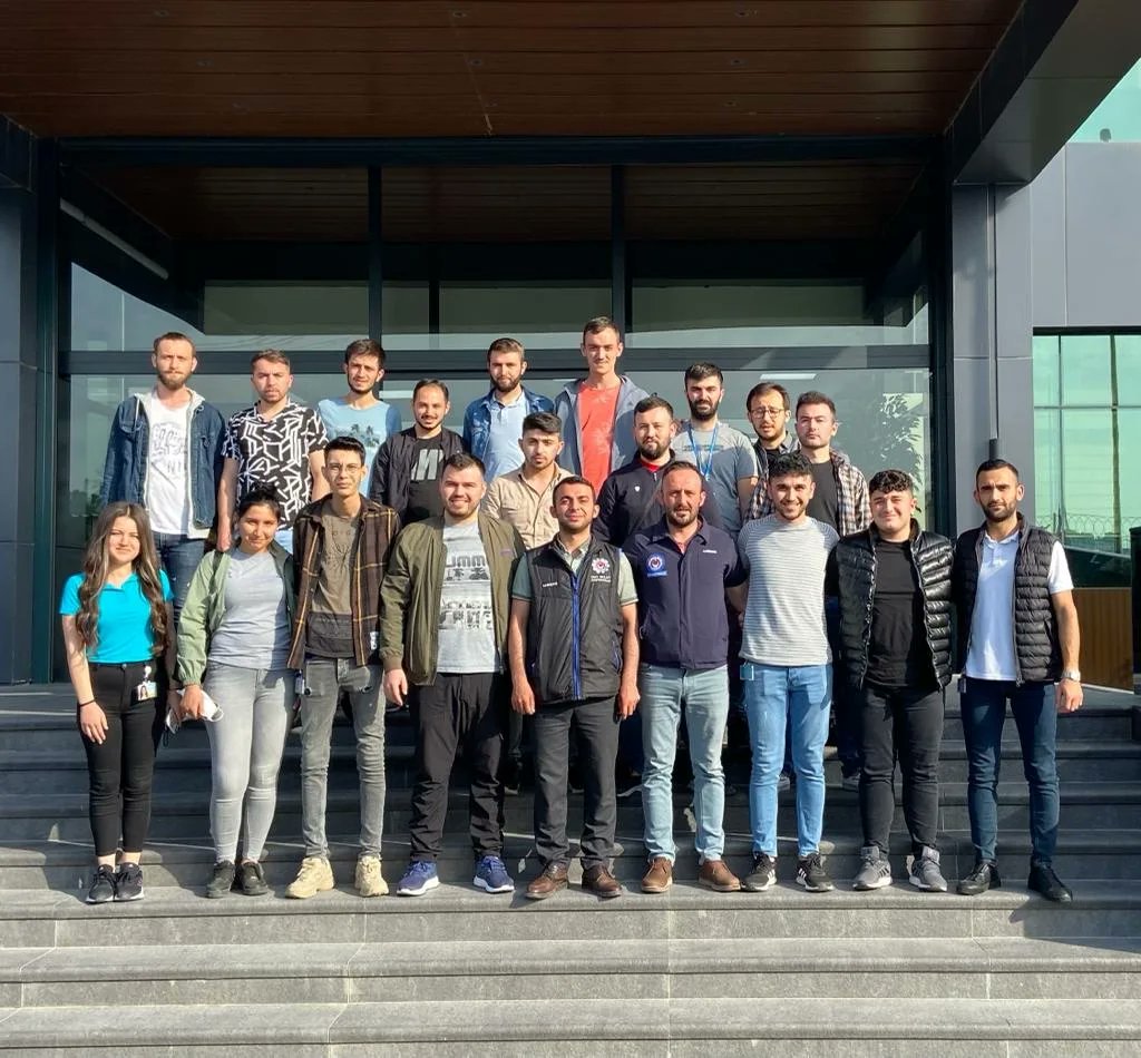 Kıymetli mesai arkadaşlarımızla gece vardiyasında buluşup atacağımız ileriye dönük adımlarla alakalı istişarelerde bulunduk. Sendikasıyla omuz omuza yürüyen Samsung emekçileri var olsun! 🇹🇷

#HepimizBiriz
#DaimaOmuzOmuzayız
#GüçlüTürkMetal