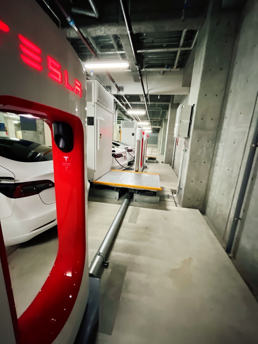 teslamodel32's tweet photo. 3人でご飯中 https://t.co/svYzGChX6t