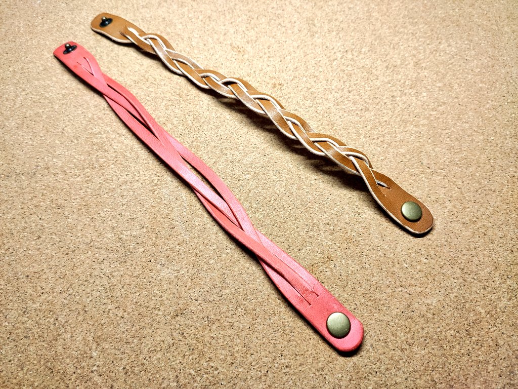 yimrsub's tweet photo. 作品№１４
『レザーブレスレット』

切って、編んで、留め具を打つだけの簡単アクセサリー✨

赤は編み込みを少なめにして、ゆるい感じもまたイイ感じ😊👍

時間があまりない時も気軽に作れるからこれから量産しそうな予感🤣

#ゆいまーるレザクラ
#レザークラフト https://t.co/kScVGKbKdw