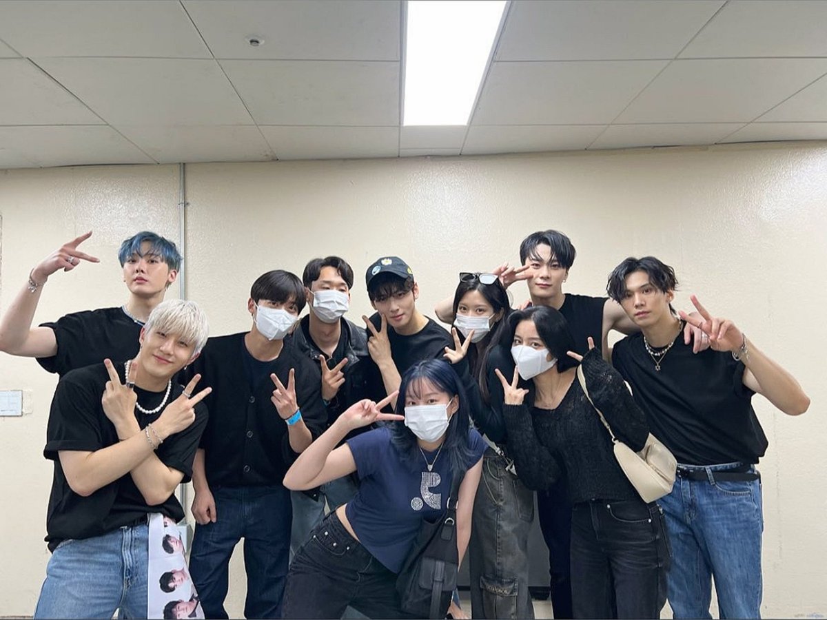 younastan's tweet photo. #truebeauty squad reunion at astroad concert https://t.co/FPKXL41Ur7