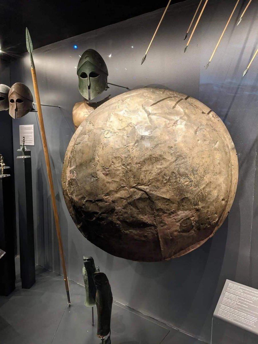 histories_arch's tweet photo. A collection of Ancient Greek armour displayed alongside Persian arrowheads fired at the Battle of Thermopylae in 480 BC.

National Archaeological Museum

#archaeohistories https://t.co/1T2ah3OvIy