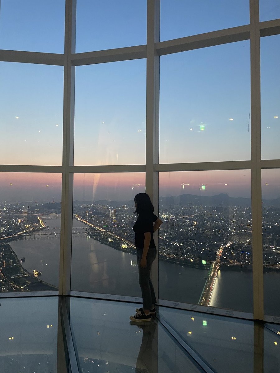 I took this breath taking sunset when I visited the observatory in Lotte World Tower when my grandma visited this month! We made it just in time to see the sunset from the 120th floor!🌆🥰 #OOZ #OOZSunset