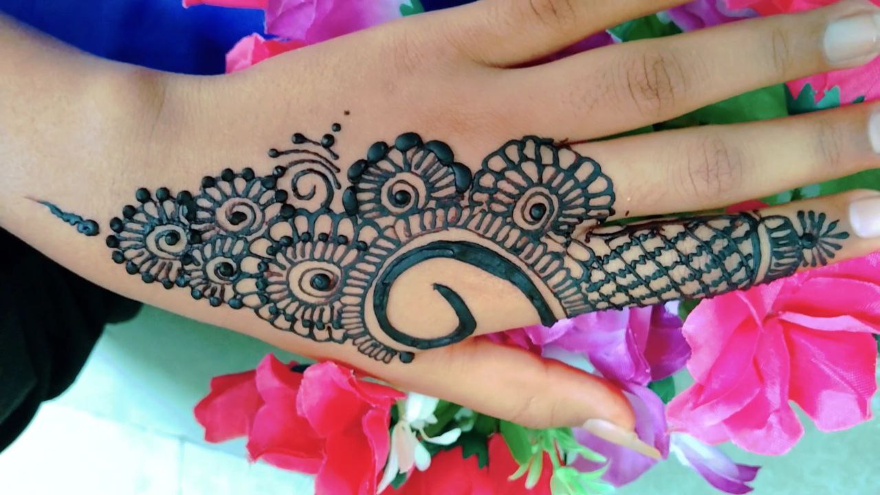 الحنا 🫦💅🏻 in 2023 | Simple mehndi designs, Pretty henna designs, Henna  tattoo designs hand