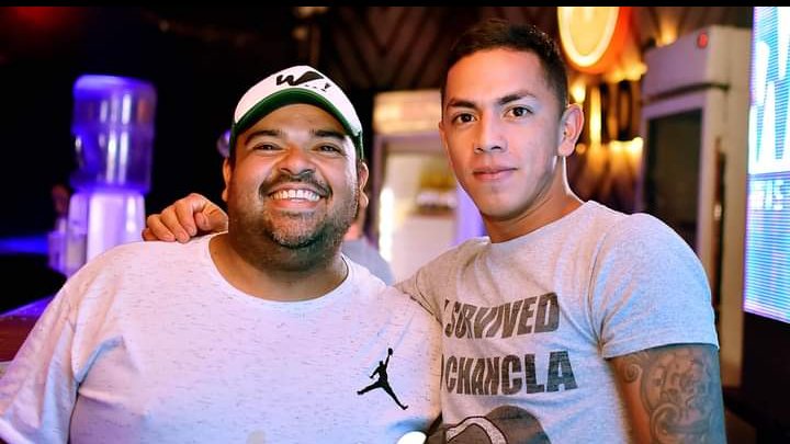 Orgy87's tweet photo. Hubo un tiempo que fui barman.. y mí gran amigo me acompaño en esta experiencia. https://t.co/wvKuM7iYHa