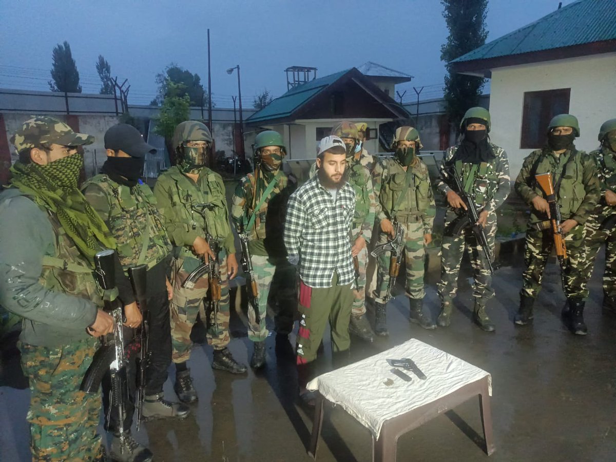 GhatakPlatoon47's tweet photo. Joint forces of JKP, 52RR &amp; 2 Bn SSB arrested 1 Terrorist associate of LeT outfit alongwith arms/ammunition at Authoora Kreeri Baramulla.
Case under UA(P) Act &amp; IA Act registered in PS Kreeri.
@JmuKmrPolice @Go_Gurez @DIGBaramulla https://t.co/Gv6dXV3pp7