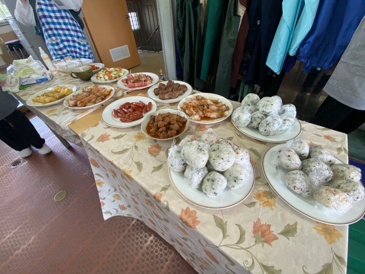callus_kwu's tweet photo. 新入歓迎会　〜お弁当作り〜
新入歓迎会としてお弁当作りに挑戦しました！
おにぎりにハンバーグ、照り焼き、ポテトサラダなど沢山のおかずを作って、バイキング形式でお弁当箱に詰めました✨
デザートにはフルーツサンドも作り、とても楽しい活動になりました♪ https://t.co/R4kej0yrOe