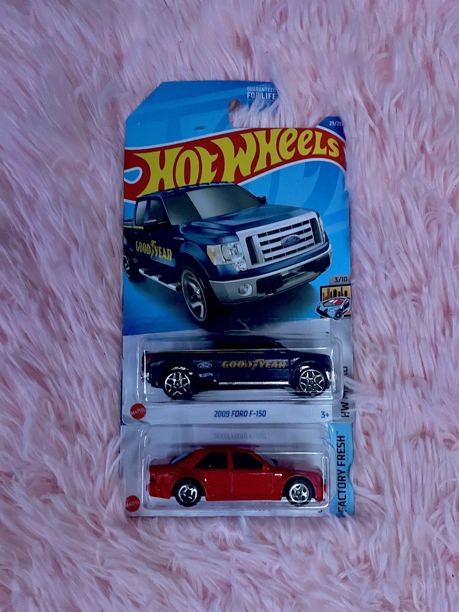 CCCWCollection's tweet image. Random #DollarStore finds today!

@goodyear @Ford @MercedesBenz @Hot_Wheels #DieCast #Collector #SetThemLoose #HotWheels #ScratchthatFigureItch #Mattel #AEWFanFest #Truck #car #Indy500