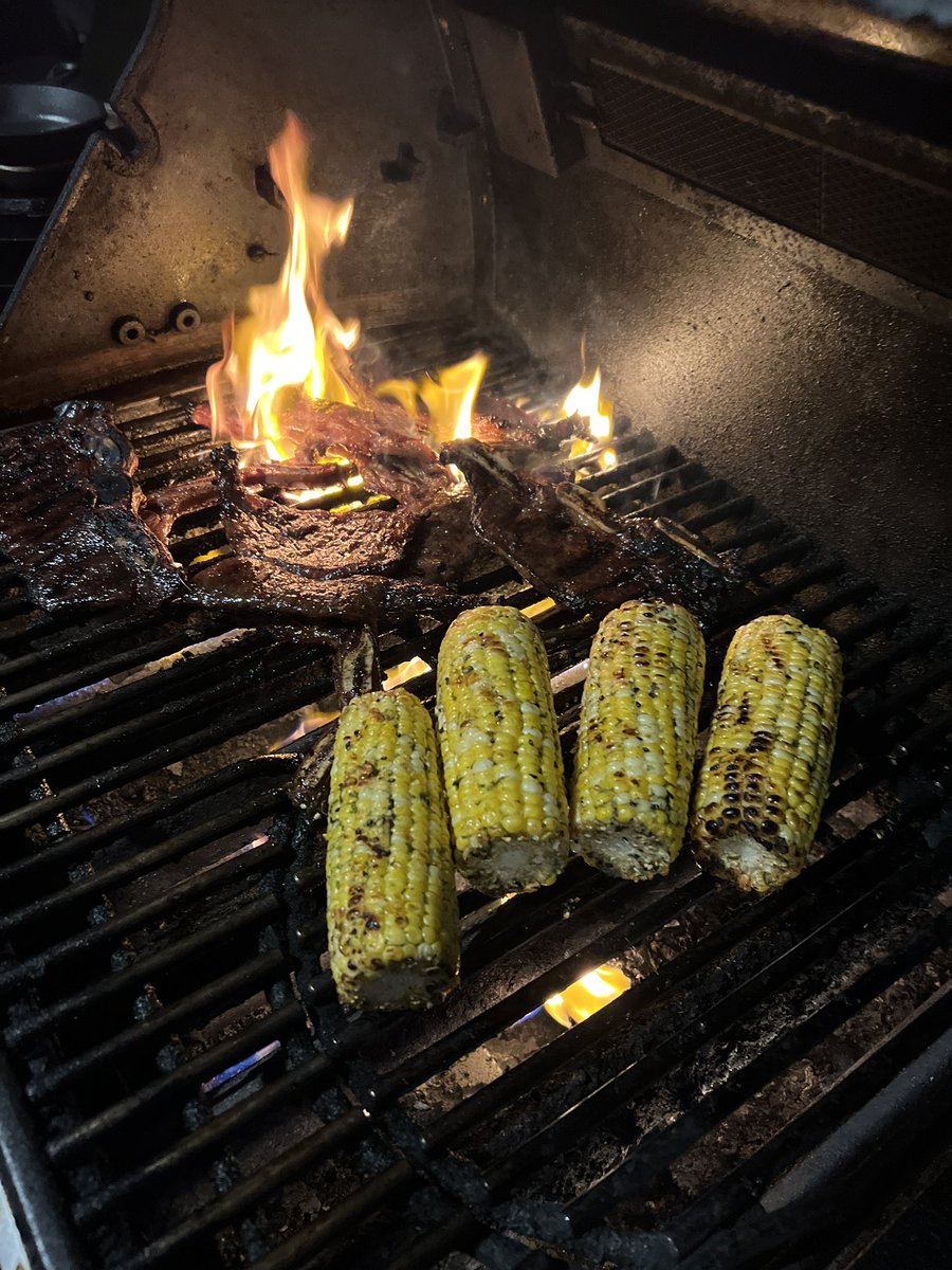 KonaHomeTeam's tweet photo. #weber #grilling #webersummit #gasser #sunset #hawaii #makersmark #smokedice https://t.co/nOWjRT1cty