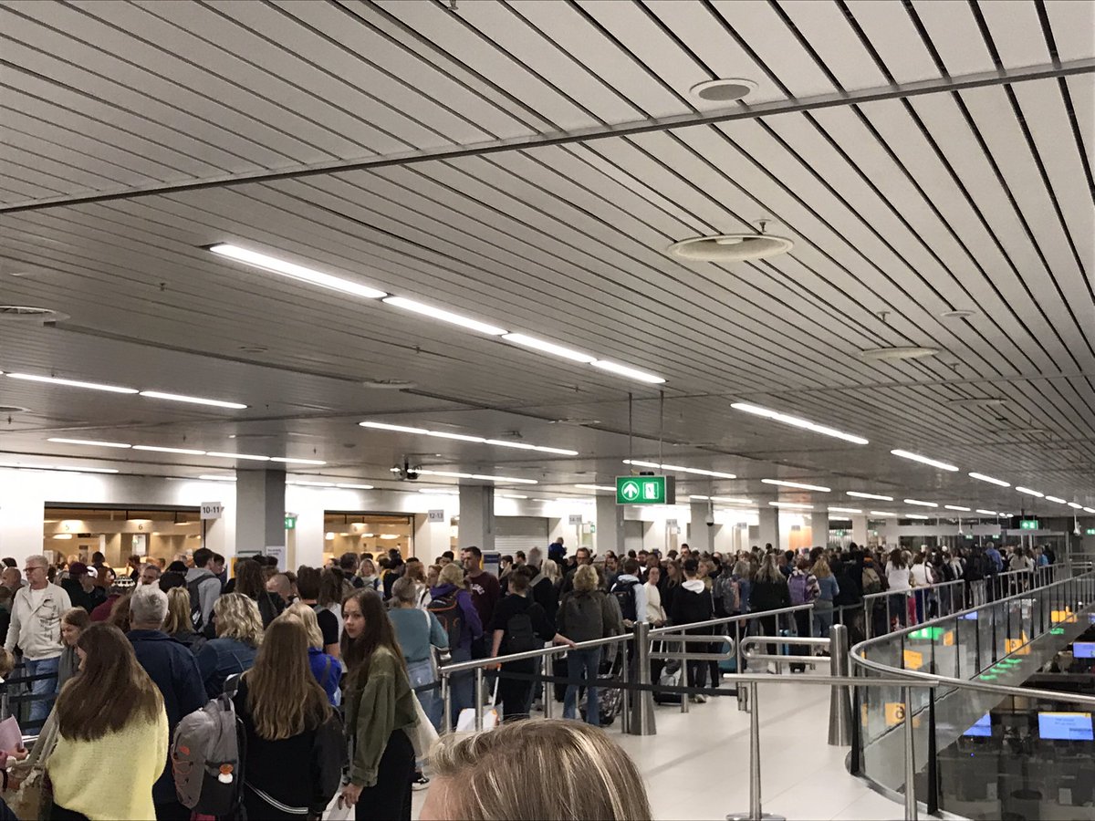 ReneOuwehand's tweet photo. Not too bad in 34 min passed security at 04:11 #Schiphol https://t.co/BFyNzDPQu7