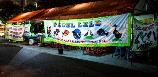 bobby_risakotta's tweet photo. Yang jadi pertanyaan di pagii ini, sama2 kena ujan badai, kenapa cuma atap Tribun Formula E yang roboh padahal 100 m dari TKP ada Seafood PLTU Ancol &amp; Tenda2 Pecel Lele gak ada yang ambruk. Dana Trilyunan masih kalah kuat sama gerobak nasi goreng yg parkir di pintu Sirkuit 🙈 https://t.co/xAZ1q3RZsX