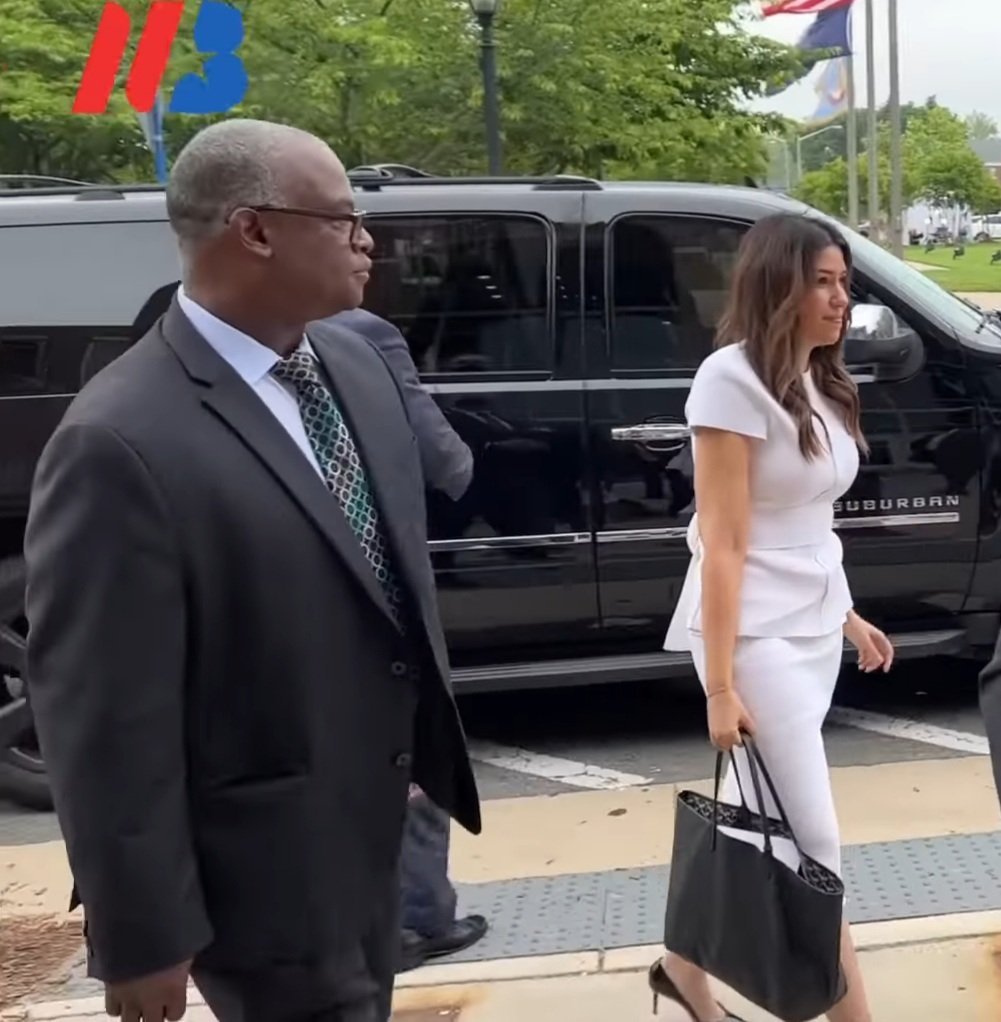msmelodius's tweet image. #CamilleVasquez and #BenChew enter #FFVA Courthouse with a deacon, a pastor, and a pulpit. No wonder thunder roared during  closing arguments!

(Are the deacon &amp;amp; pastor security?) #JohnnyDeppVsAmberHeard