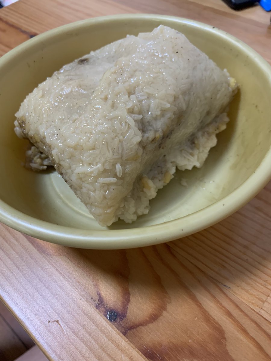 試下呢個$138嘅裹蒸糭
閏家兩間舖及各阿布泰超級市場有售

由於我貪快所以搞到蒸嘅時間爭少少
問題係：食唔食得過？
答案係：食得過！

雖然個體積我可以「一手掌握」
但料真係足
我一個獨吞都覺飽

黎緊就快過節
買返個星期五黎食下
最緊要唔好益大財團😏

#黃色經濟圈
#閏家
#阿布泰
#端午節