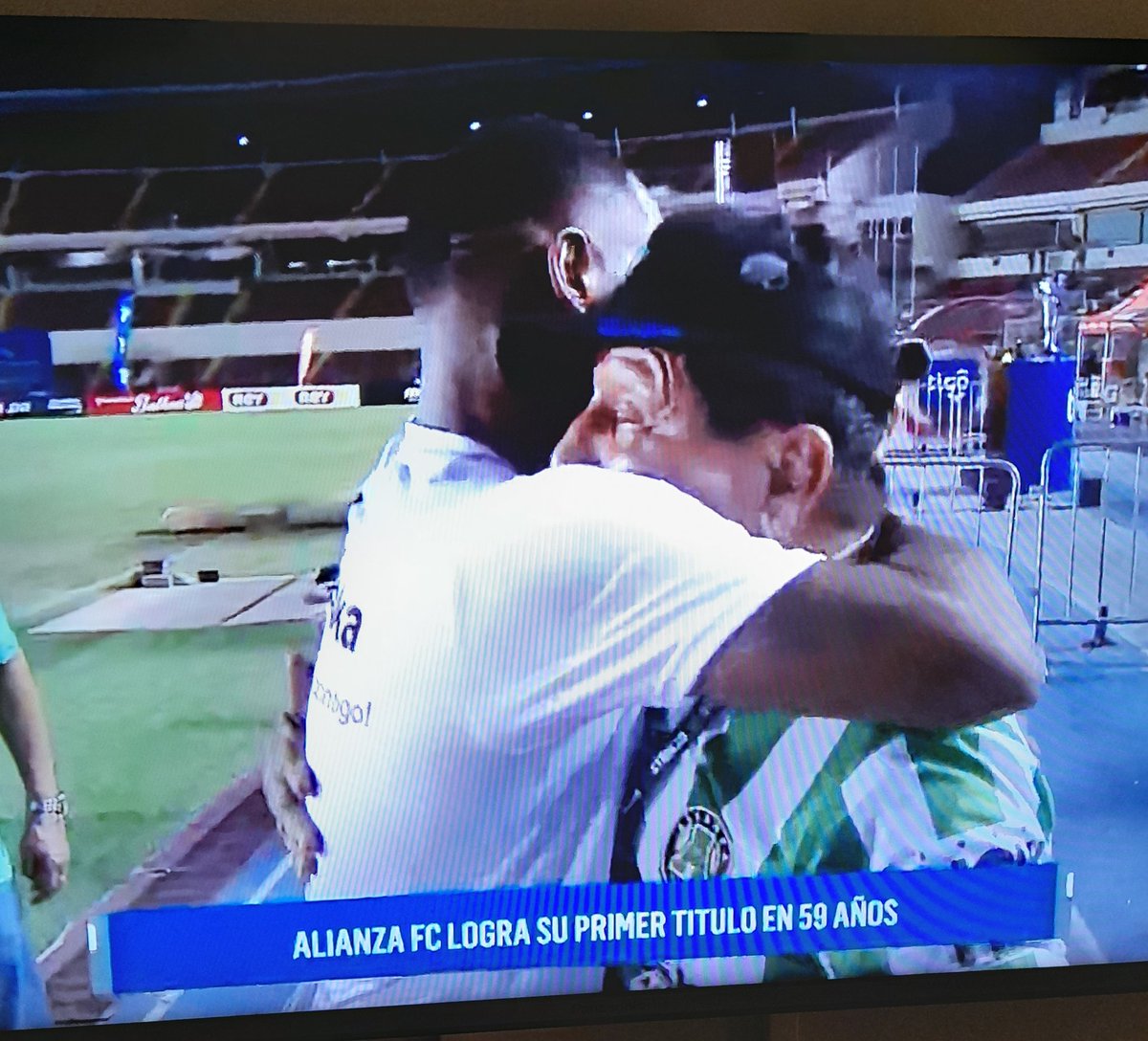 Soy de mi <a href="/TauroFC/">Tauro F.C.</a>, pero ésta imagen me hizo llorar.🥺
El Bombo Medina abrazando al Sr. Cárdenas. 
<a href="/alianzafc/">Alianza, F.C.</a> es campeón de la <a href="/LPFpanama/">LPF TIGO</a>