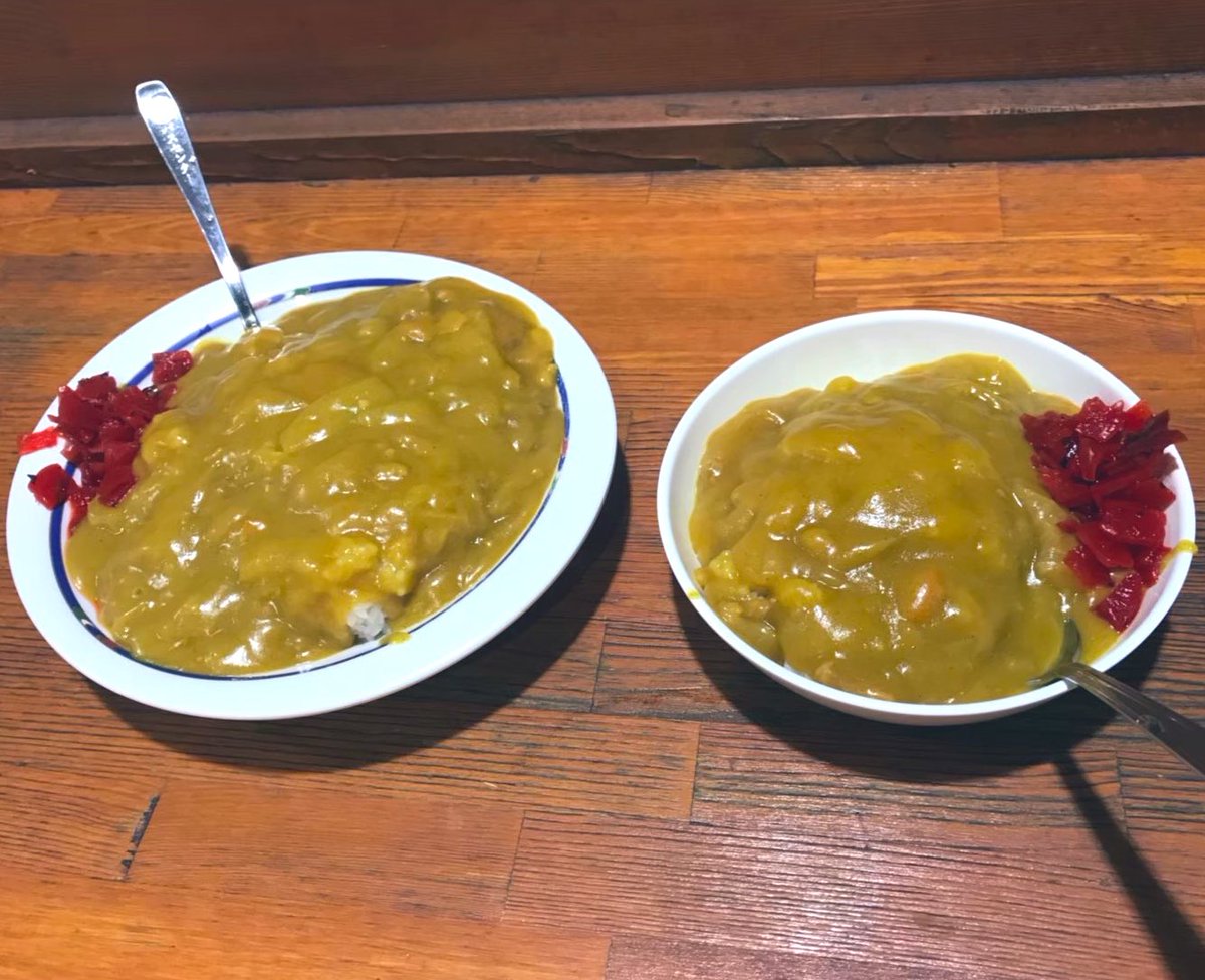 【バスセンターのカレー@新潟】

ケンミンショーでも紹介された、新潟名物の万代バスセンター立ち食いそば屋さんのカレー
黄色いくて甘そうに見えて結構辛め、でも味は抜群！レトルトもある！

気になった人、見かけた人は絶対食べてみてね！

#新潟　#バスセンターのカレー　#秘密のケンミンショー
