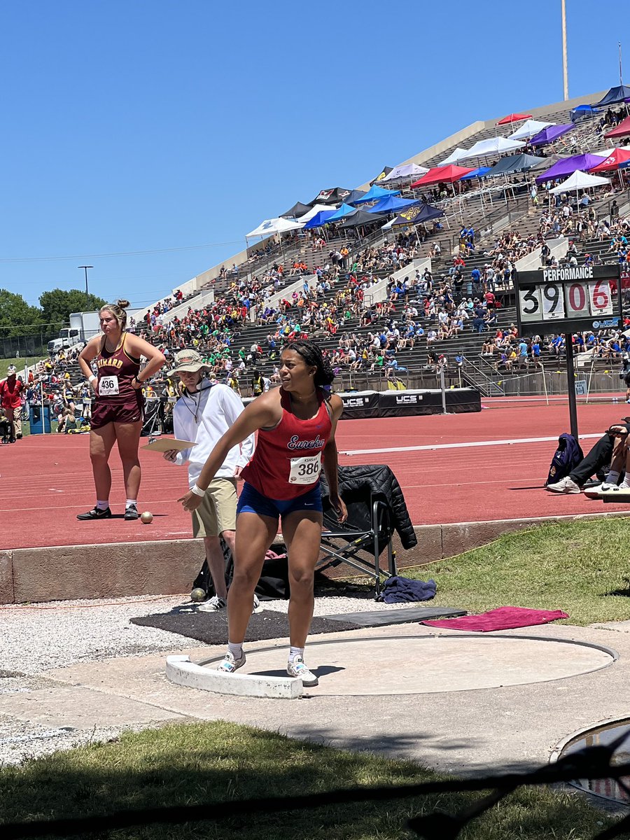 JoleneSinghate1's tweet photo. Senior @abbysinghateh❤️🌪3A State Champion Shot Put with a throw of 41’11” 💪🏾💪🏾@SEK_Sports @sportsinkansas @KUTrack https://t.co/nfyEz5P345