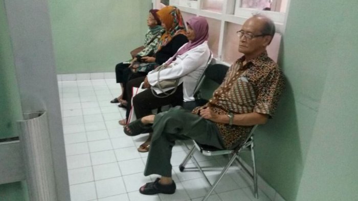 elzataher's tweet photo. Lelaki tua ini antri di sebuah rumah sakit. Jika mau ia tak perlu antri karena RS ini dibangunnya, saat menjabat Ketum Muhammadiyah. Ia menolak tawaran RS  untuk tidak antri karena itu tak patut. 
Kini lelaki sederhana dan rendah hati itu telah berpulang. Semoga damai di surga https://t.co/1LJGS9ugvV